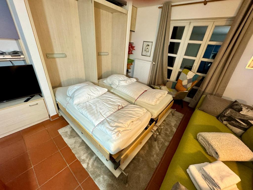 Postel nebo postele na pokoji v ubytování Möwenblick Bakenberg-41 Ferienwohnung mit Terrasse, Doppelbett, Schlafsofa, vollständige Komfortküche