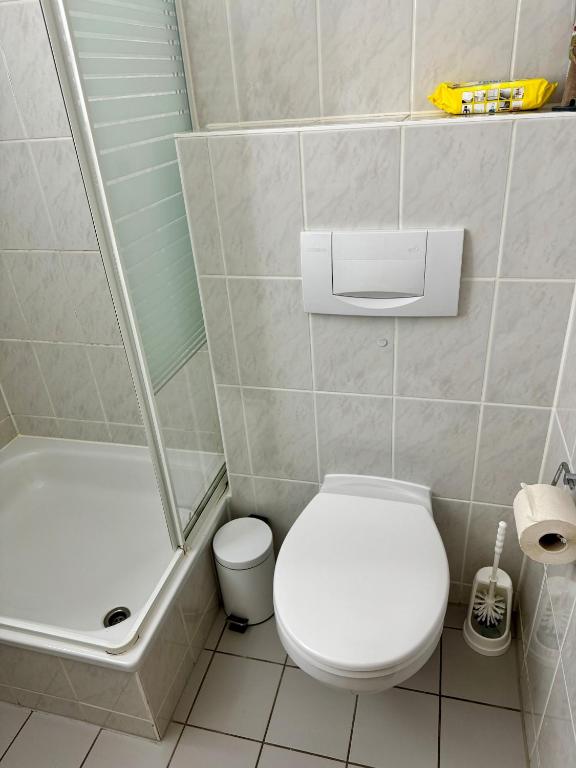 Koupelna v ubytování Möwenblick Bakenberg-41 Ferienwohnung mit Terrasse, Doppelbett, Schlafsofa, vollständige Komfortküche