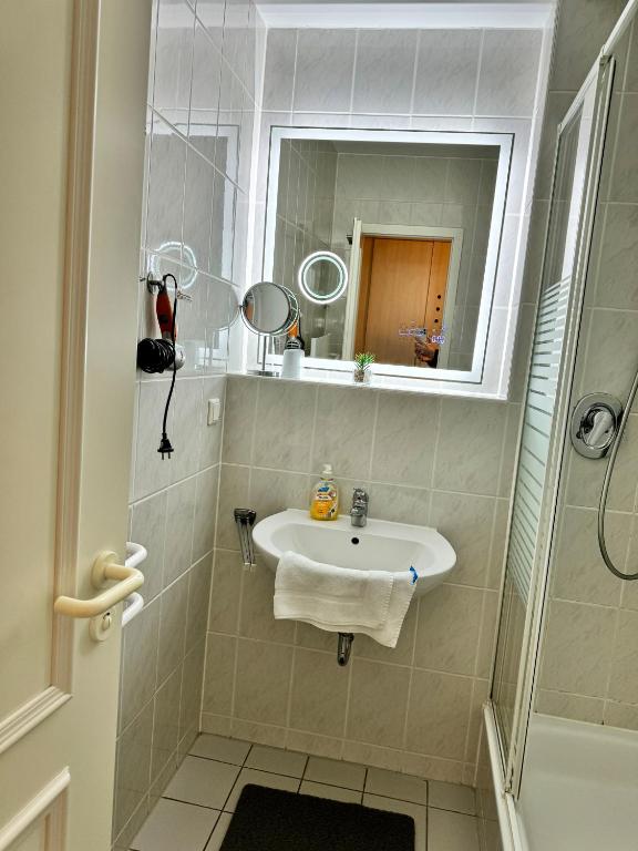 Koupelna v ubytování Möwenblick Bakenberg-41 Ferienwohnung mit Terrasse, Doppelbett, Schlafsofa, vollständige Komfortküche