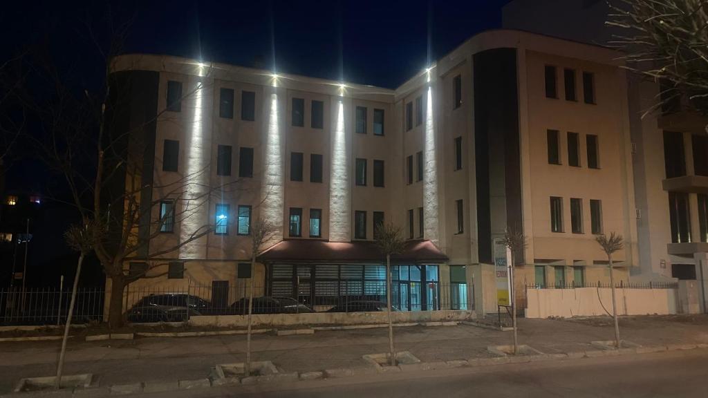 un edificio de noche con luces encendidas en Хотел Враца en Vratsa