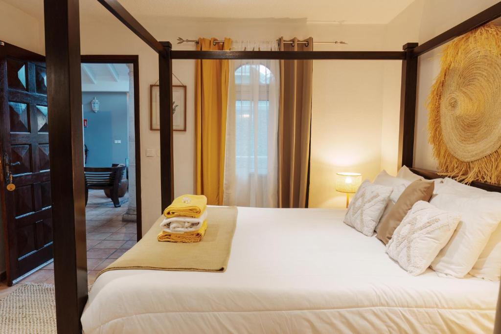 um quarto com uma cama grande e um telefone amarelo em Villa Kapresse du 978 - Guest house em Saint Martin