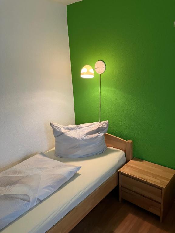 Postel nebo postele na pokoji v ubytování Ferienwohnung Morgensonne am Kurpark Bad Berka - Parkplatz - Spielplatz - WLAN - 2 Schlafzimmer