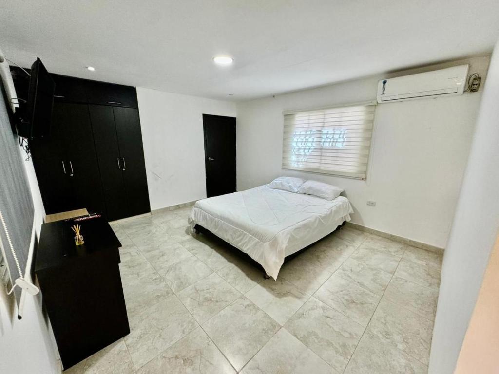 - une chambre avec un lit et une fenêtre dans l'établissement CASA DE HUÉSPEDES FUMINAYA, à Uribia