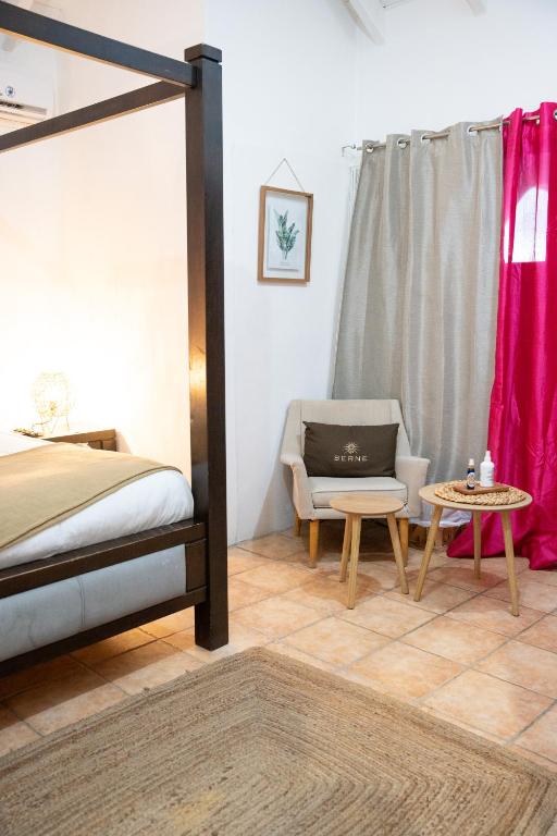 Postel nebo postele na pokoji v ubytování Villa Kapresse du 978 - Guest house