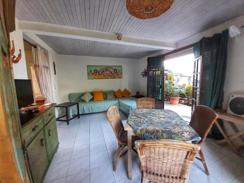 Posezení v ubytování Appartement Papay dans Villa Fleurs des Iles