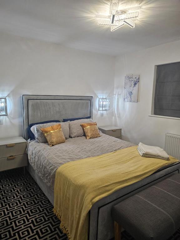 1 dormitorio con 1 cama grande y techo en Vienna Orpington en Orpington