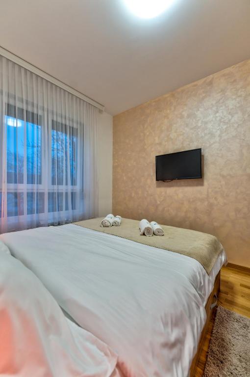 Ein Bett oder Betten in einem Zimmer der Unterkunft Royal Apartman