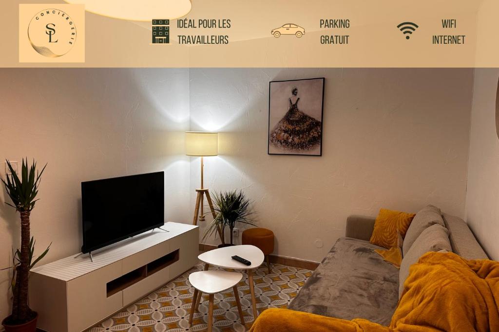 een woonkamer met een bank en een flatscreen-tv bij Cozy atmosphere near Eurexpo and Groupama Stadium, 6 personnes in Saint-Priest