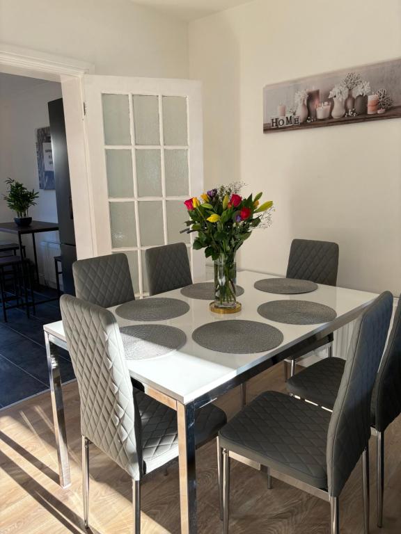 Posezení v ubytování Modern House, Sleeps 5 in Central Coventry