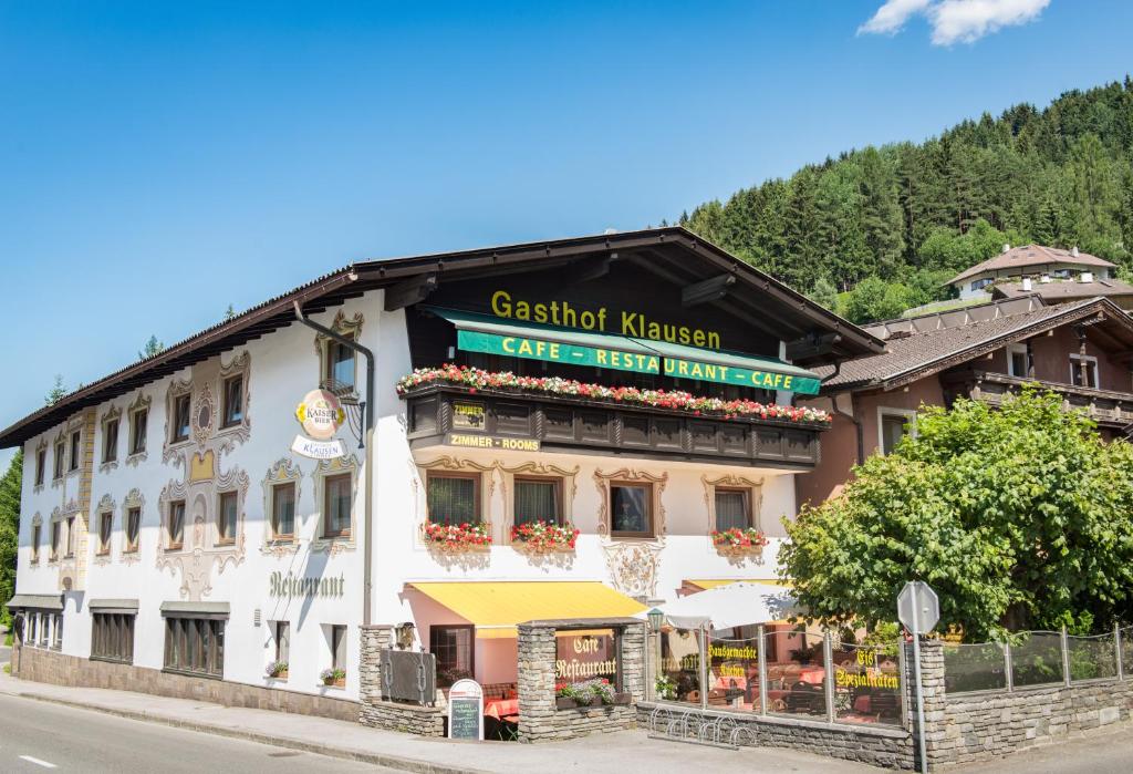 Nespecifikovaný výhled na hory nebo výhled na hory při pohledu z hotelu