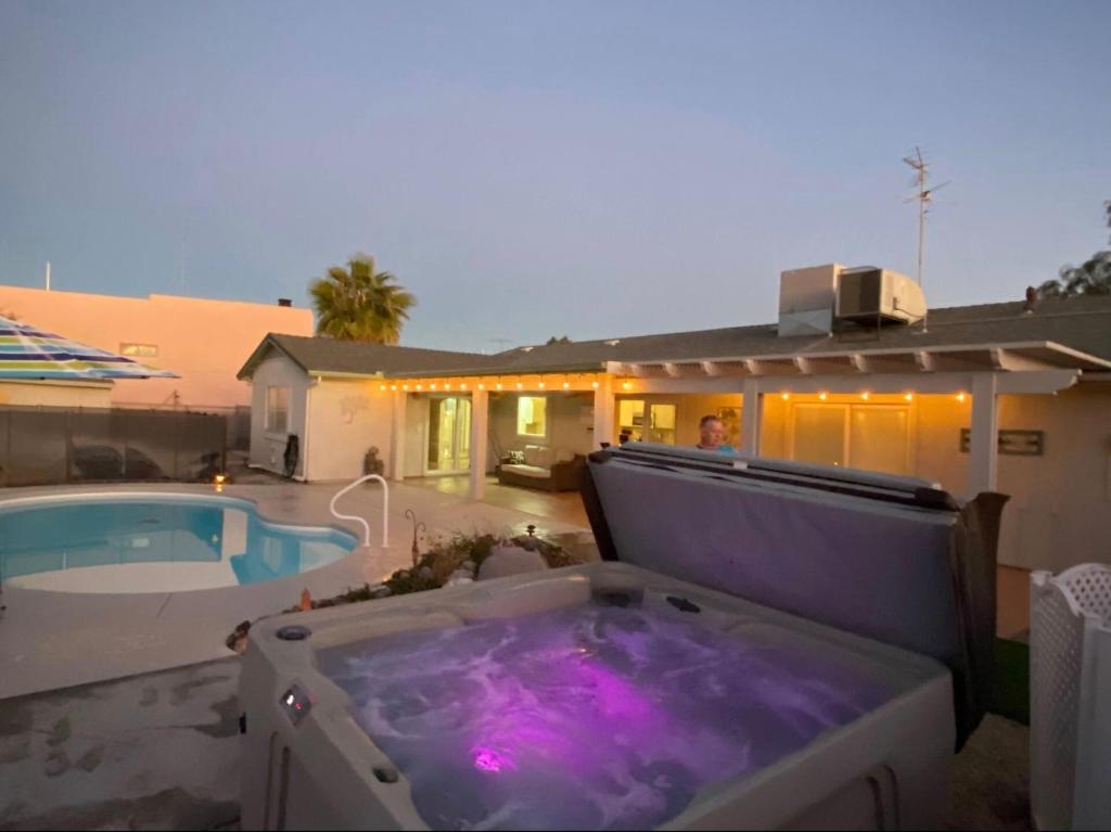 Πισίνα στο ή κοντά στο Jacuzzi Pool Home & Casita WiFi AC TVs RV Boat parking