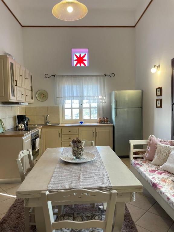 Kuchnia lub aneks kuchenny w obiekcie VILLA NEXT TO THE SEA!!
