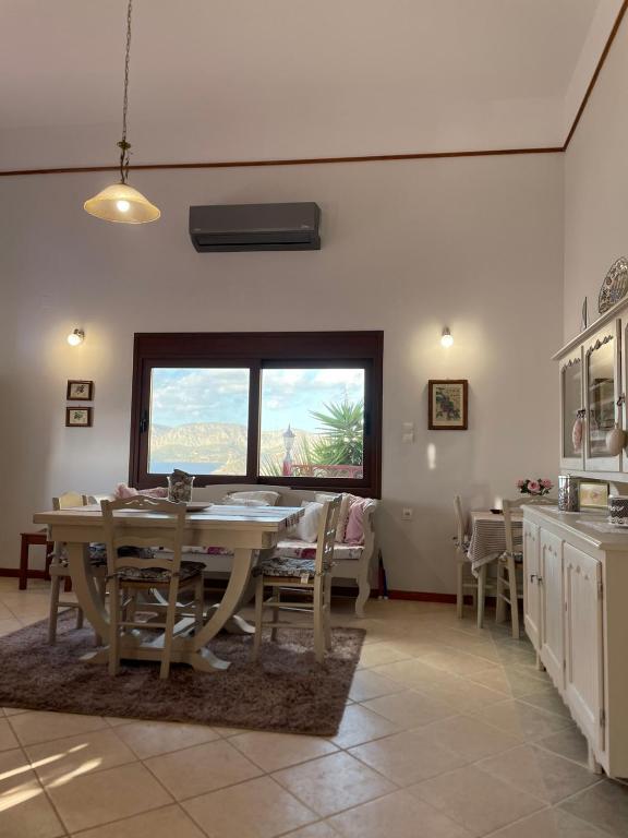 Zdjęcie z galerii obiektu VILLA NEXT TO THE SEA!! w mieście Kalimnos