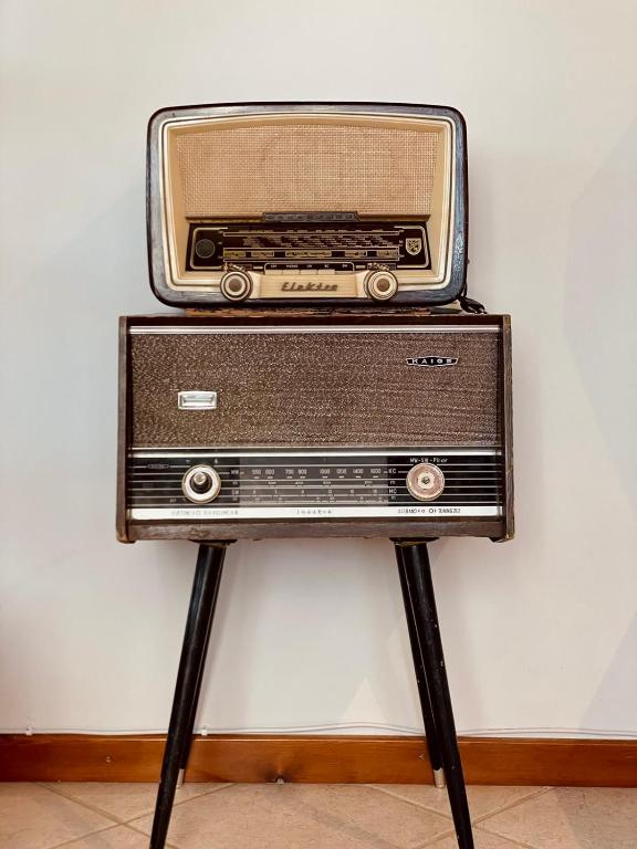 stare radio siedzące na stojaku przy ścianie w obiekcie VILLA NEXT TO THE SEA!! w mieście Kalimnos