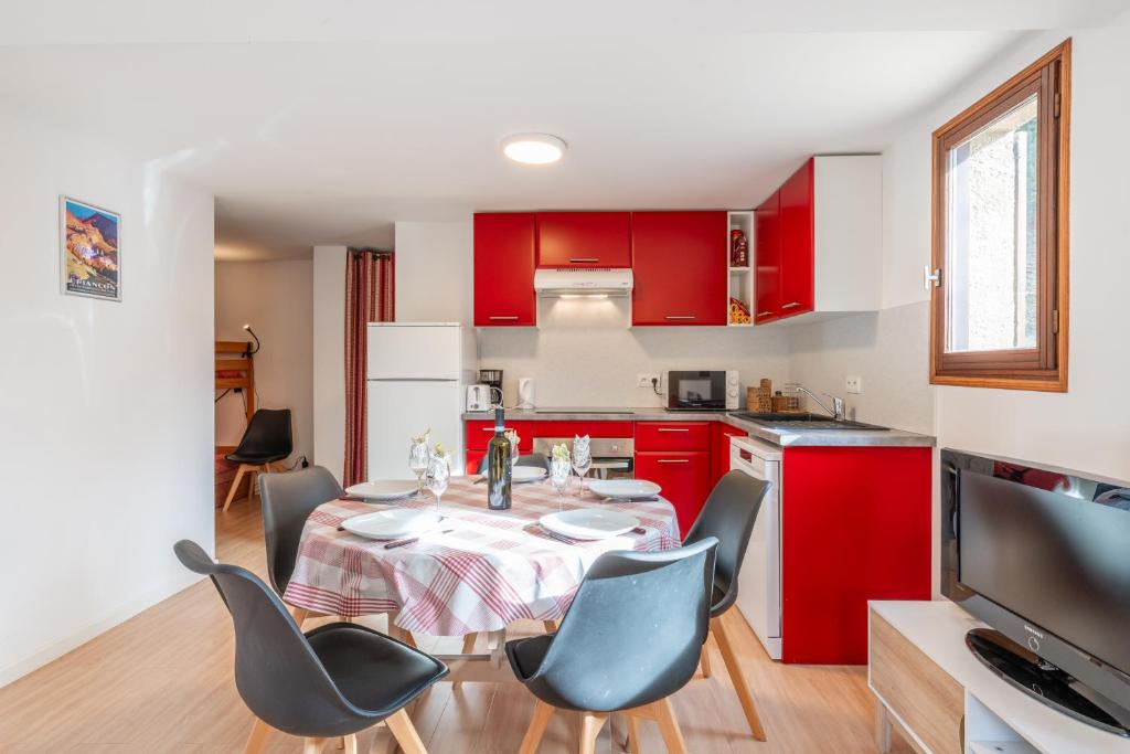 Kuchyňa alebo kuchynka v ubytovaní Serre Chevalier Studio 30 m2 coin montagne à 8 Minutes des Pistes