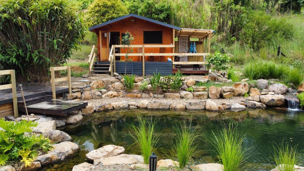 domek w ogrodzie ze stawem w obiekcie Tweed Hinterland Eco Cabin 