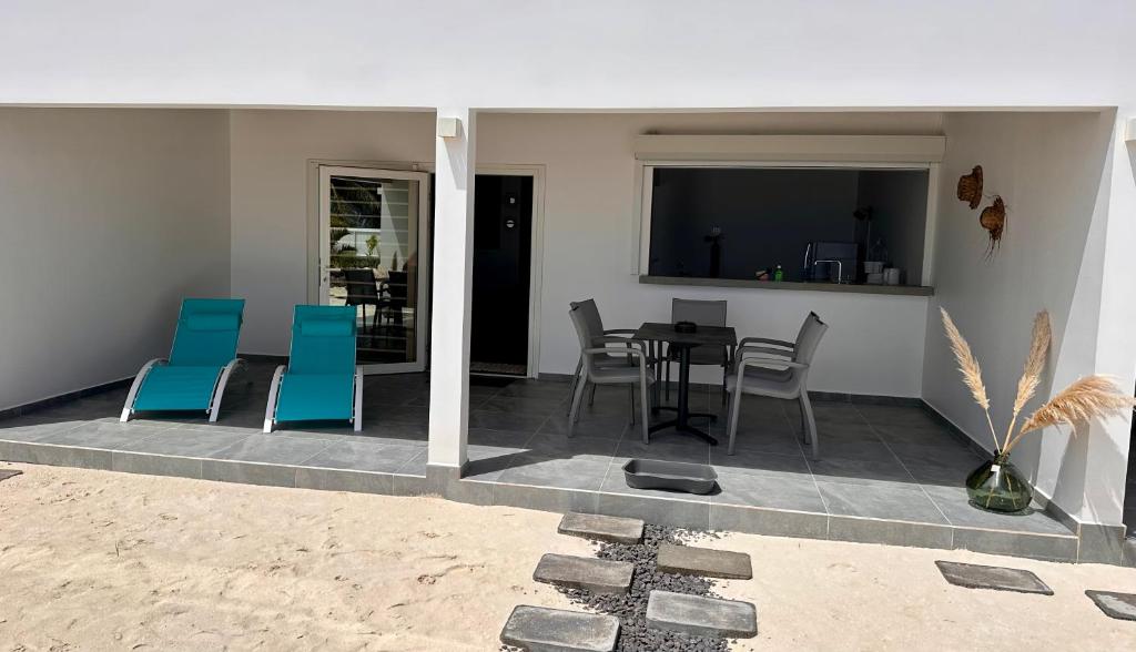 Balkón nebo terasa v ubytování Pension Irivai, Appartement RAVA 1 chambre bord de mer