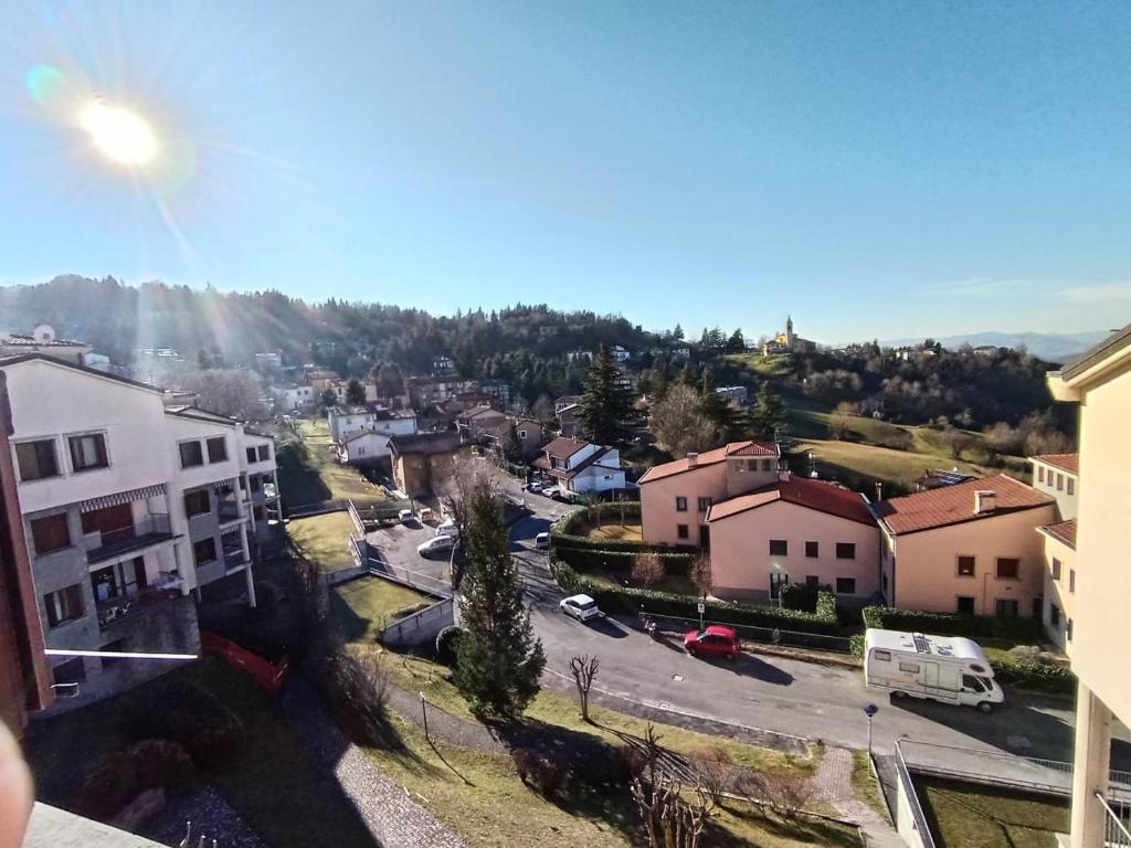 uma vista aérea de uma cidade com casas e uma rua em Rifugio degli Dei em Monzuno