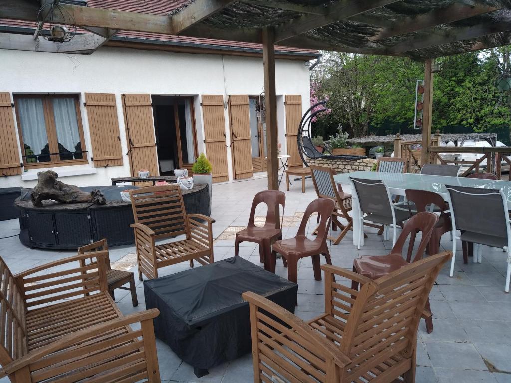 un patio con sillas, una mesa y una fuente en Au plaisir de Briarres, 