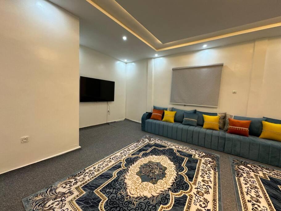 a living room with a couch and a flat screen tv at Studio parfaitement confortable in Nouakchott