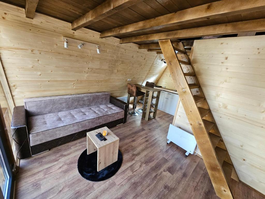 Posezení v ubytování L & V A FRAME HOME mogucnost najma ATW vozila uz objekat
