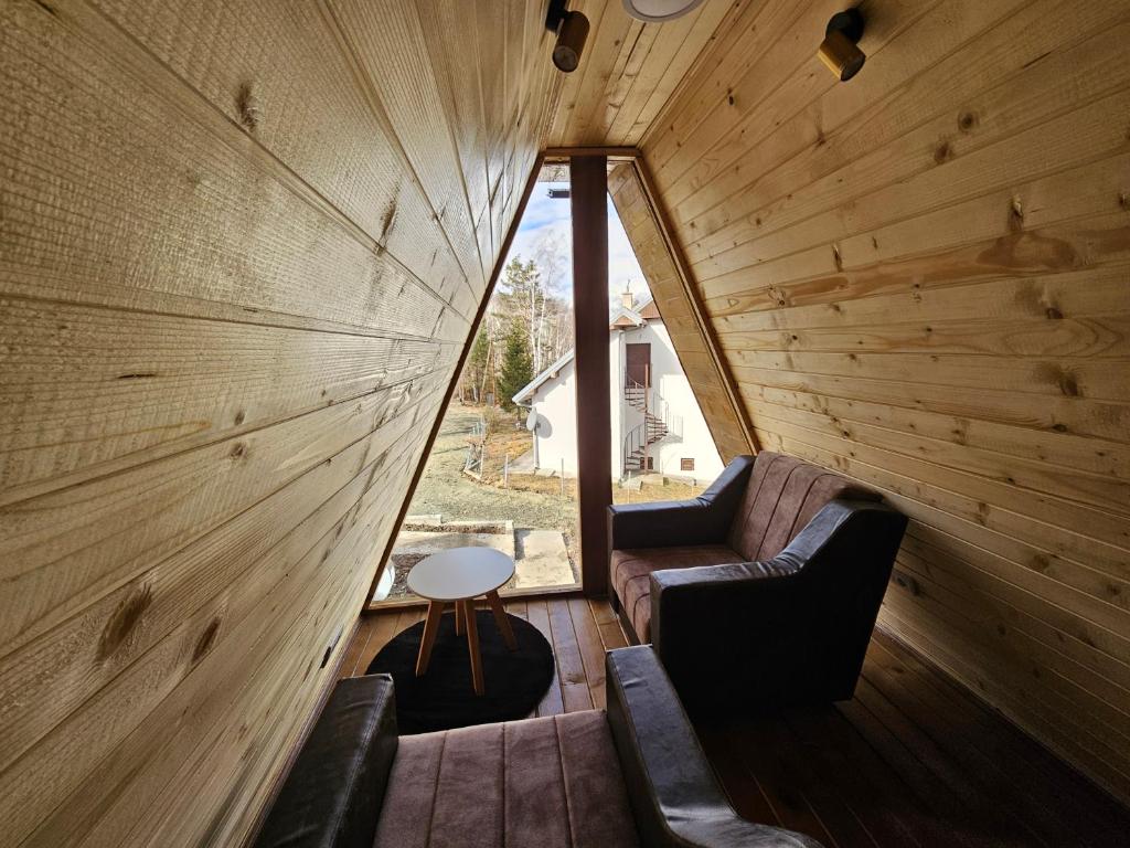 Posezení v ubytování L & V A FRAME HOME mogucnost najma ATW vozila uz objekat