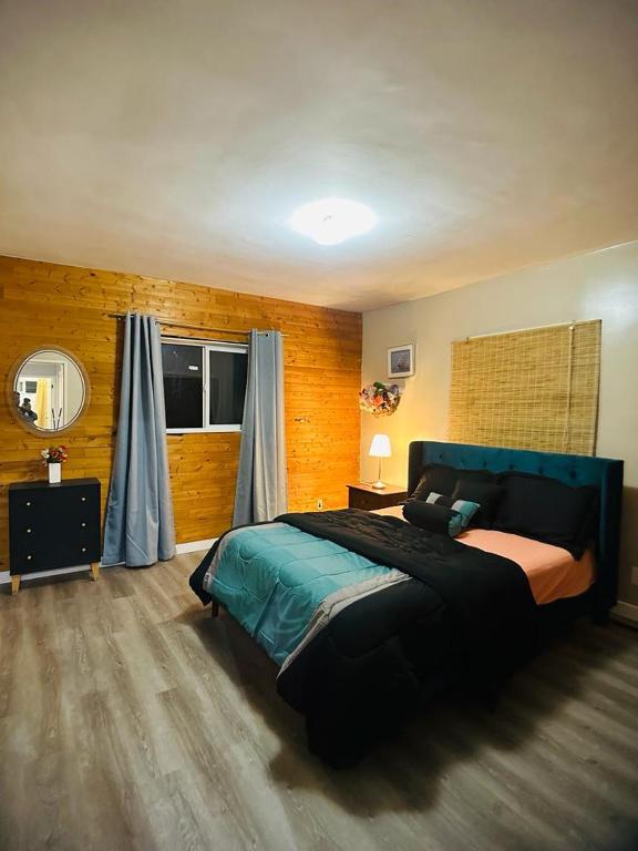 Un dormitorio con una cama grande y una ventana en 3 BHK House in Cultus Lake en Chilliwack