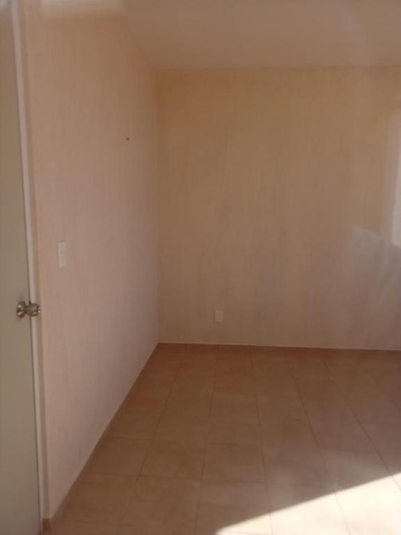 une chambre vide avec du carrelage et une porte dans l'établissement Habitación san marcos, à Mérida