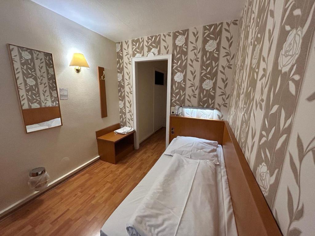 美茵河畔法蘭克福的住宿－WestEnd#204，一间医院房间,设有一张床和一个走廊