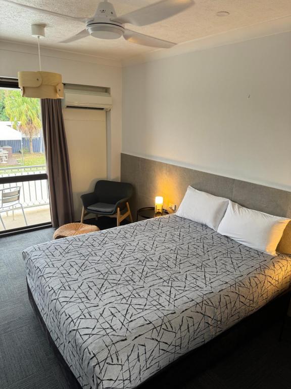 Postel nebo postele na pokoji v ubytování Longreach Motor Inn