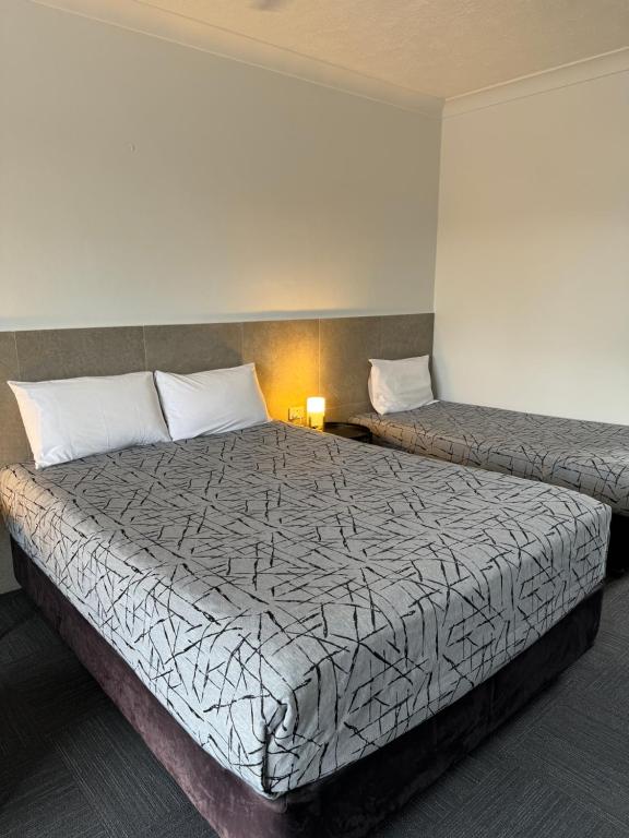 Postel nebo postele na pokoji v ubytování Longreach Motor Inn