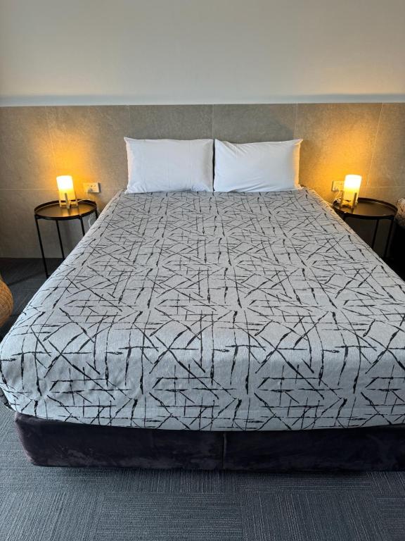 Postel nebo postele na pokoji v ubytování Longreach Motor Inn