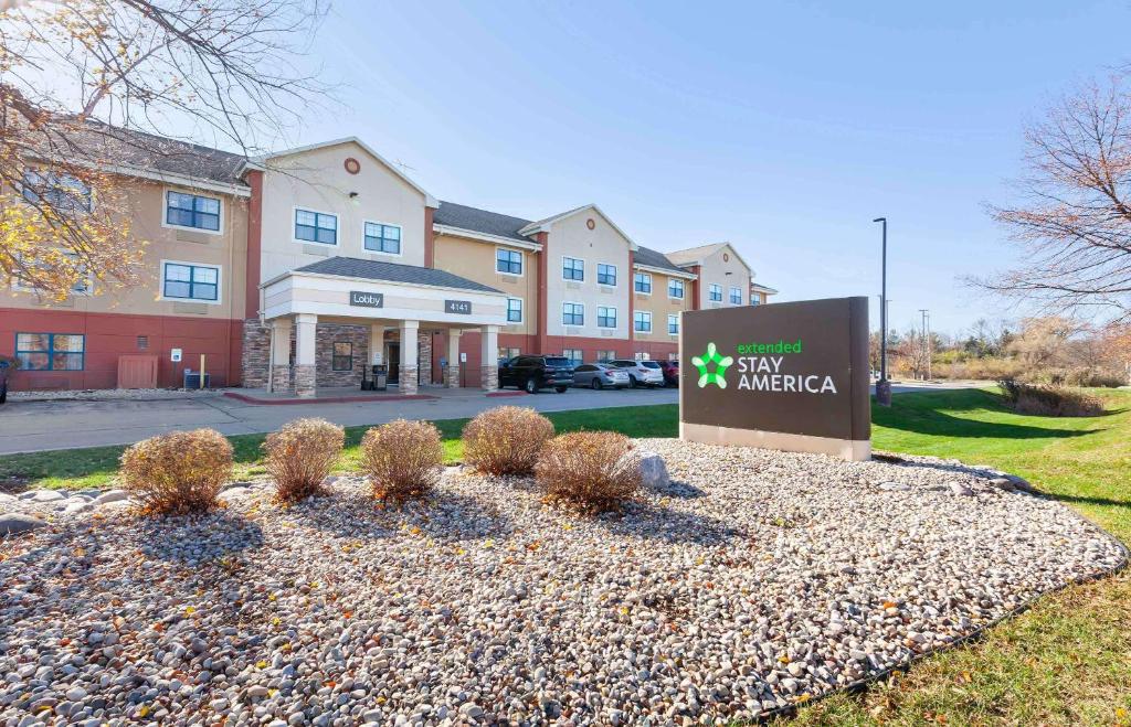 阿普尔顿Extended Stay America Select Suites - Appleton - Fox Cities的一家在建筑物前有招牌的酒店