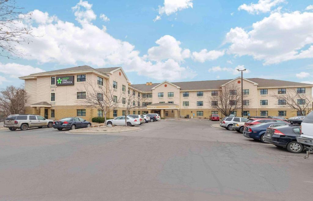 a large building with cars parked in a parking lot at Extended Stay America Suites - Minneapolis - Airport - Eagan - South in Eagan