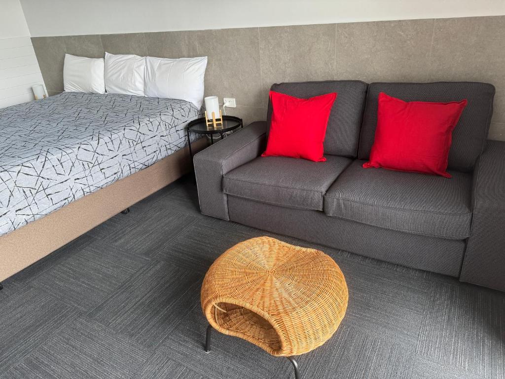 Postel nebo postele na pokoji v ubytování Longreach Motor Inn