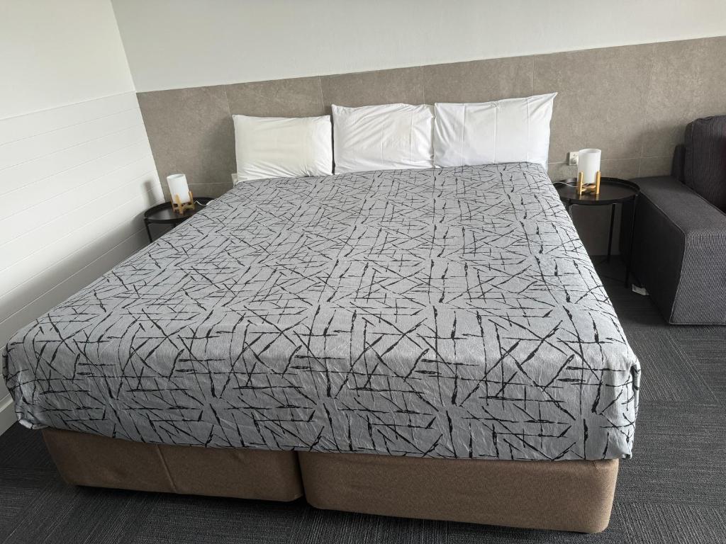 Postel nebo postele na pokoji v ubytování Longreach Motor Inn