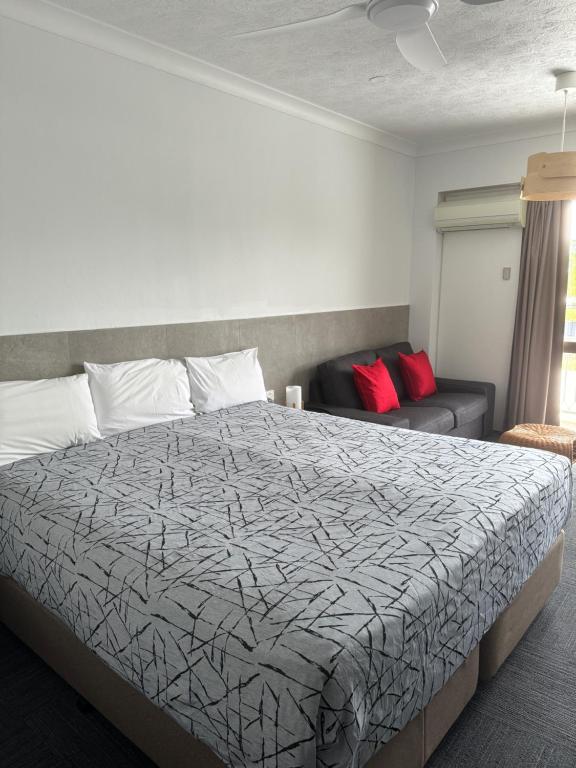 Postel nebo postele na pokoji v ubytování Longreach Motor Inn