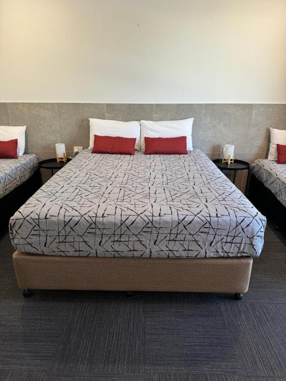 Postel nebo postele na pokoji v ubytování Longreach Motor Inn
