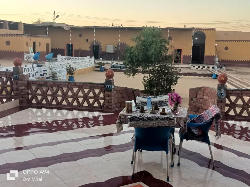 Arafa Nubian Guest house في أسوان: طاولة وكراسي في منتصف الفناء