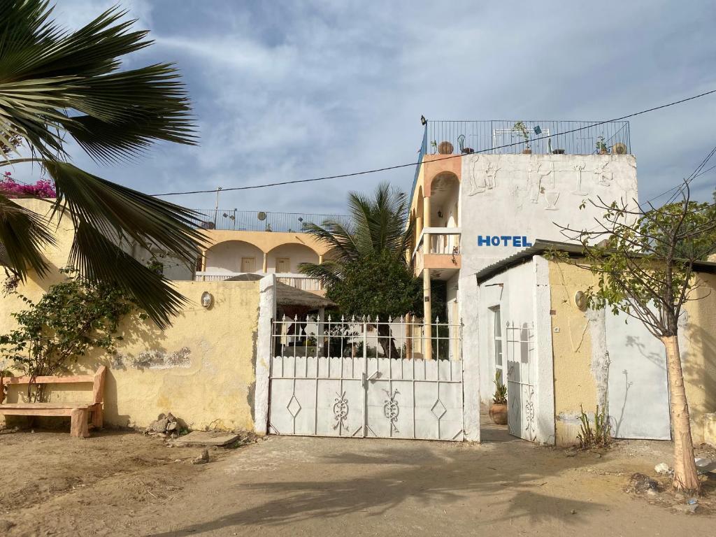 ein Gebäude mit einem Tor vor einem Hotel in der Unterkunft Hotel evasion peche in Fimela