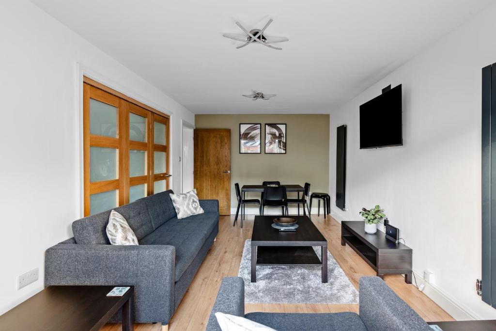 A seating area at Stylish 2 Bed Bungalow in East Ham, Close to Excel