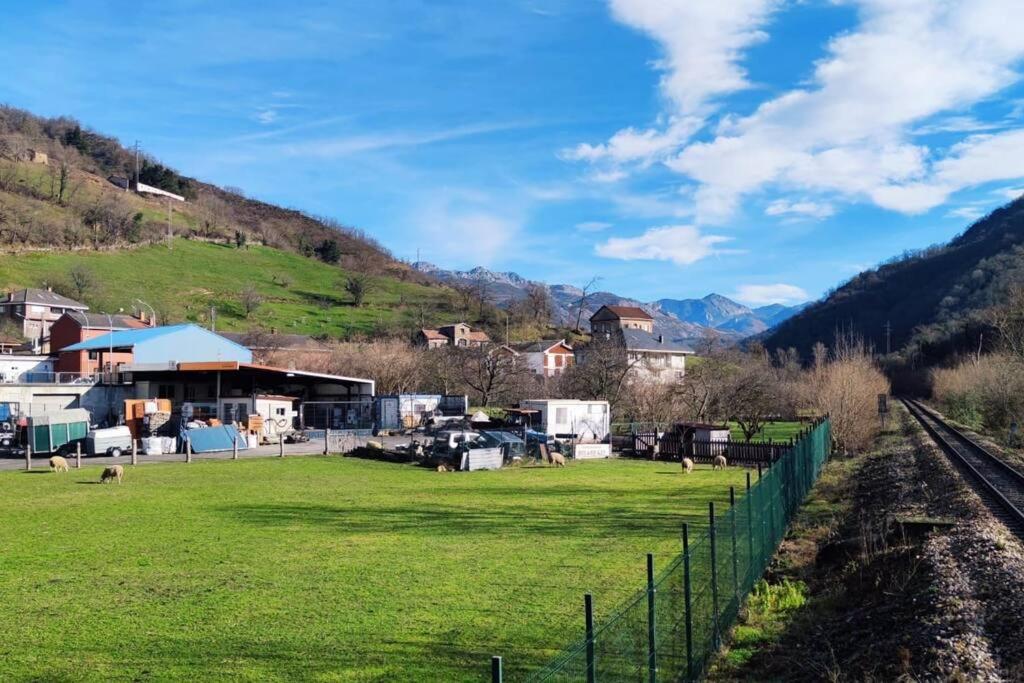 ein Bauernhof mit einem Rasen und einem Zaun in der Unterkunft Apartamento Yeyé en Asturias in Corigos