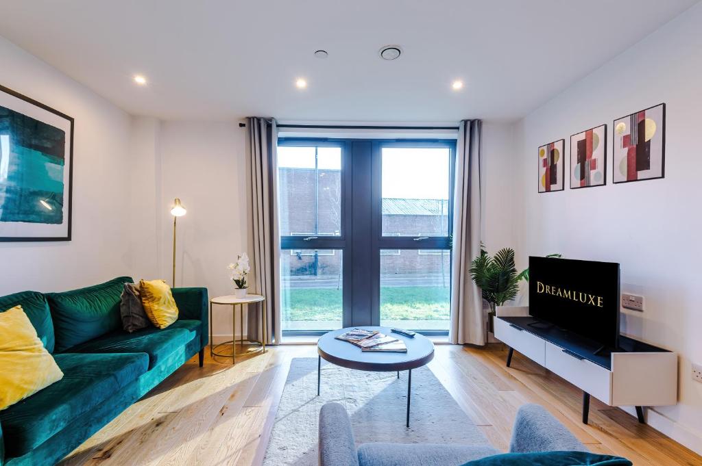 a living room with a green couch and a table at Remarkable 2-Bed Apartment in Birmingham in Birmingham