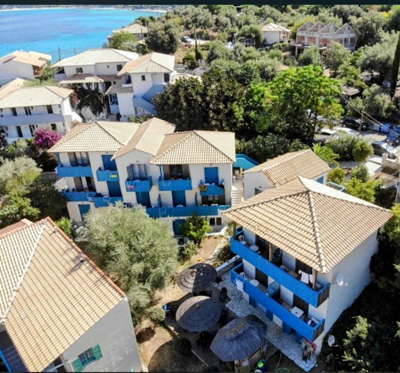 uma vista aérea de uma villa num resort em IRIS STUDIOS em Áyios Nikítas