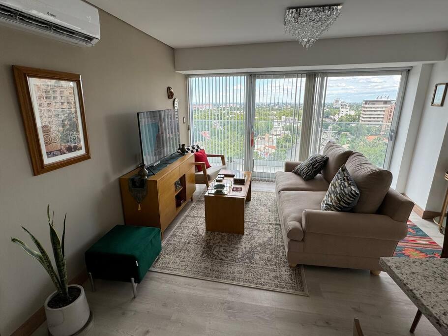 Una televisión o centro de entretenimiento en Departamento Elegante en Torre Leloir