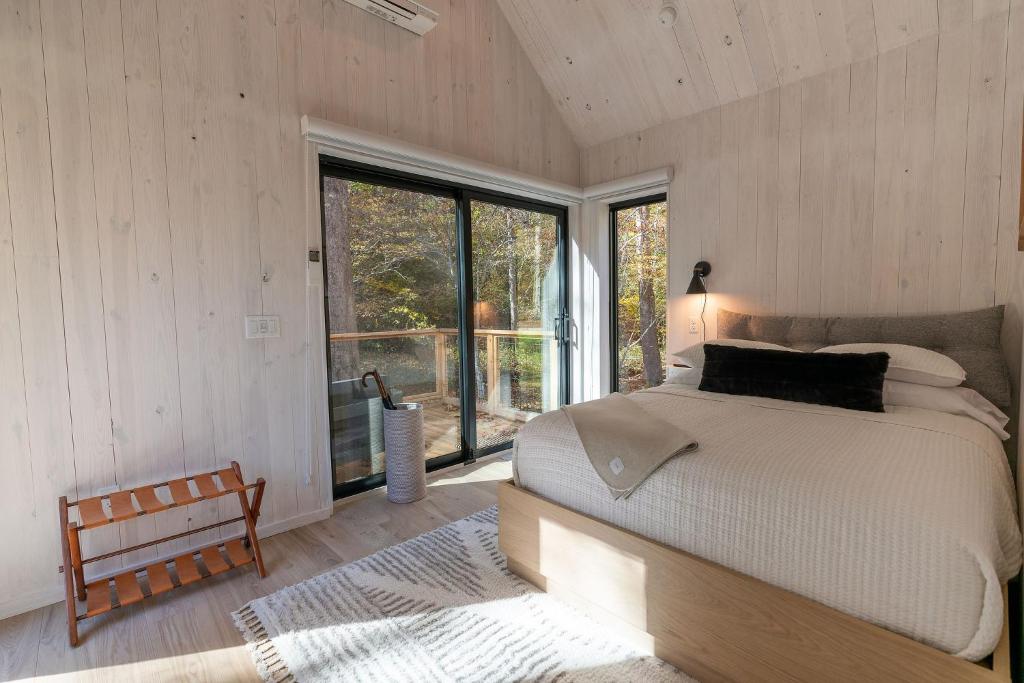 1 dormitorio con cama y ventana grande en Villa Creek, en Logan
