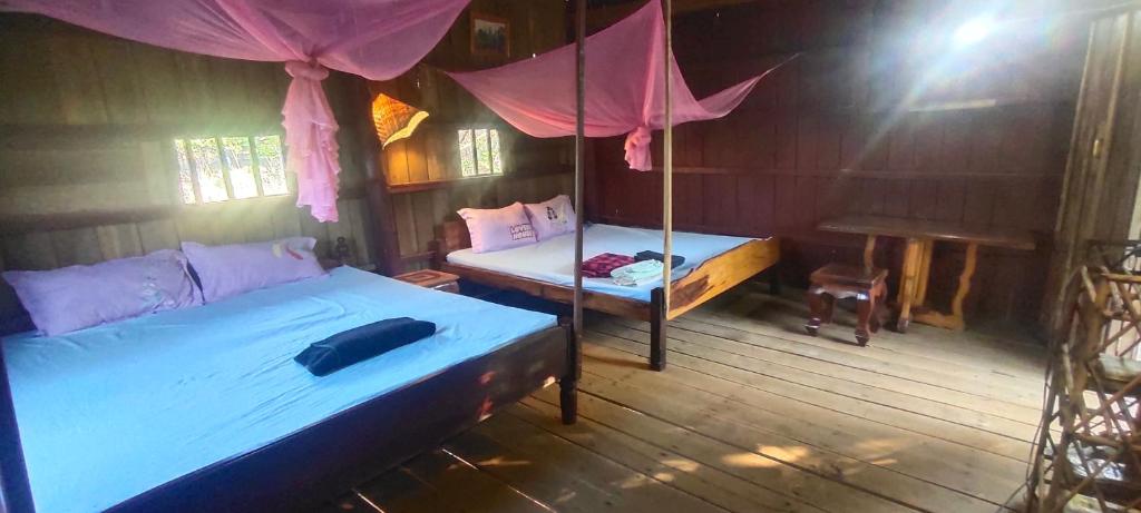 Postel nebo postele na pokoji v ubytování Tree Trails Homestay & Offers Jungle Trekk-Scooter For Rental