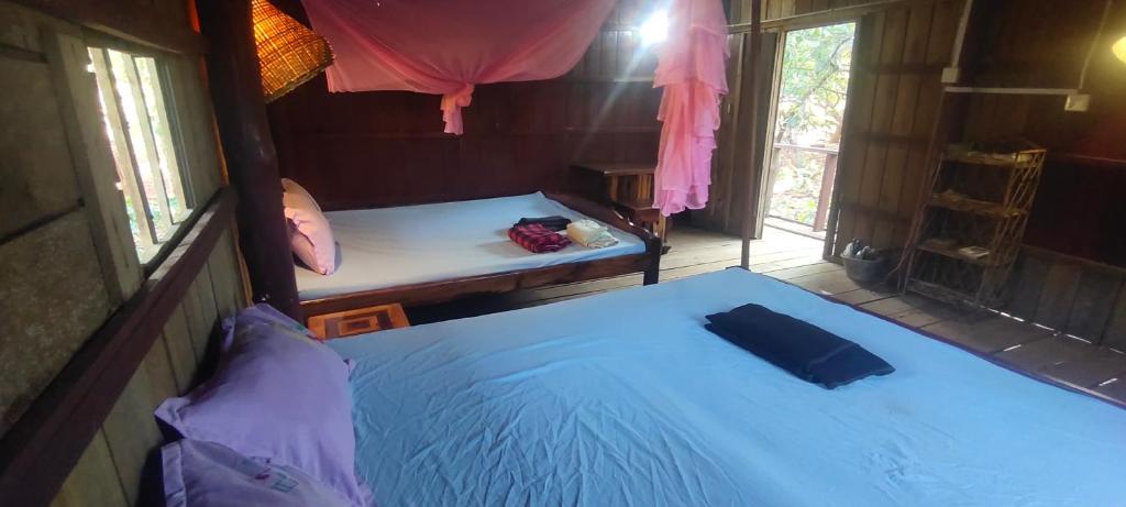 Postel nebo postele na pokoji v ubytování Tree Trails Homestay & Offers Jungle Trekk-Scooter For Rental