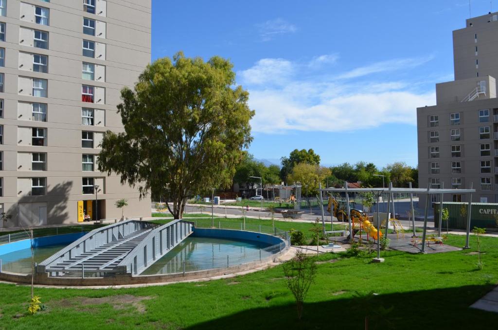 um parque infantil com escorrega num parque em Hermoso Departamento en Ciudad de Mendoza em Mendoza