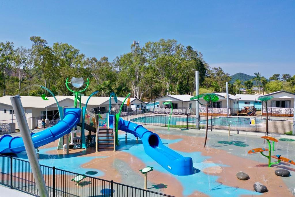 einen Wasserpark mit einer Wasserrutsche und Rutschen in der Unterkunft Lake Tinaroo Holiday Park in Tinaroo